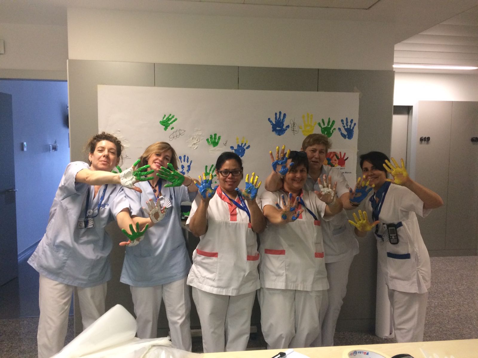 Profesionales sanitarios vascos pintan lienzos con sus manos en los hospitales para concienciar sobre la importancia de la higiene de manos