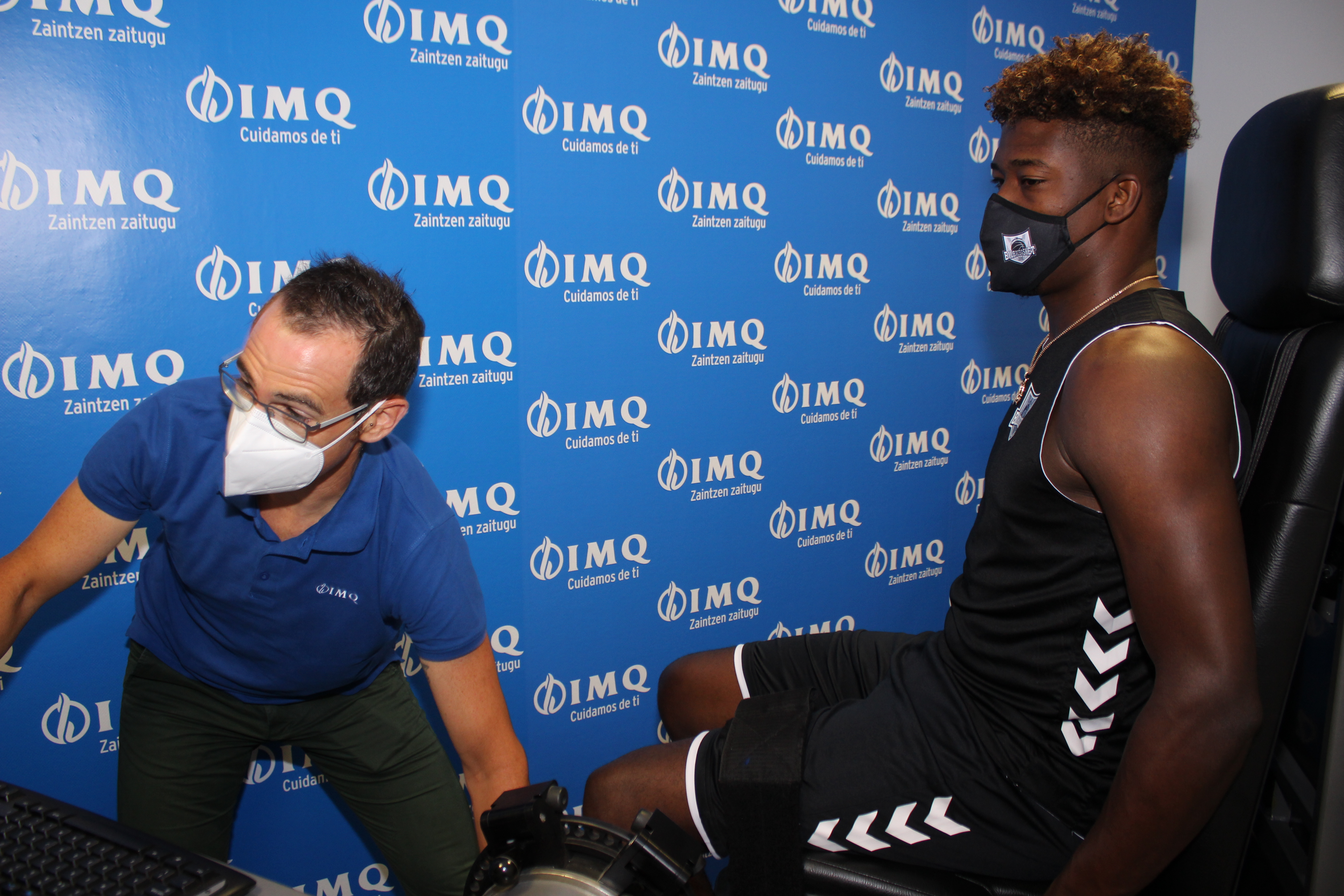 Delgado y Goudelock, del Bilbao Basket, pasan los reconocimientos médicos en la clínica IMQ Zorrotzaurre