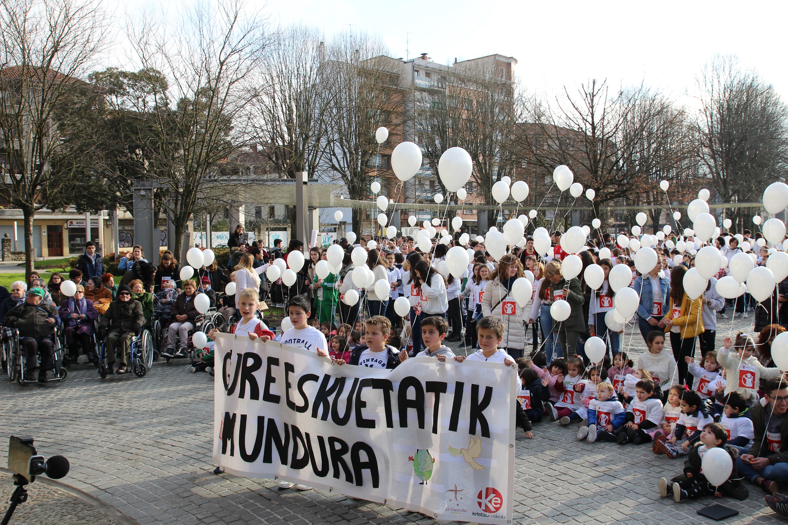 Escolares y personas mayores de Zornotza  realizan una suelta de globos por la paz
