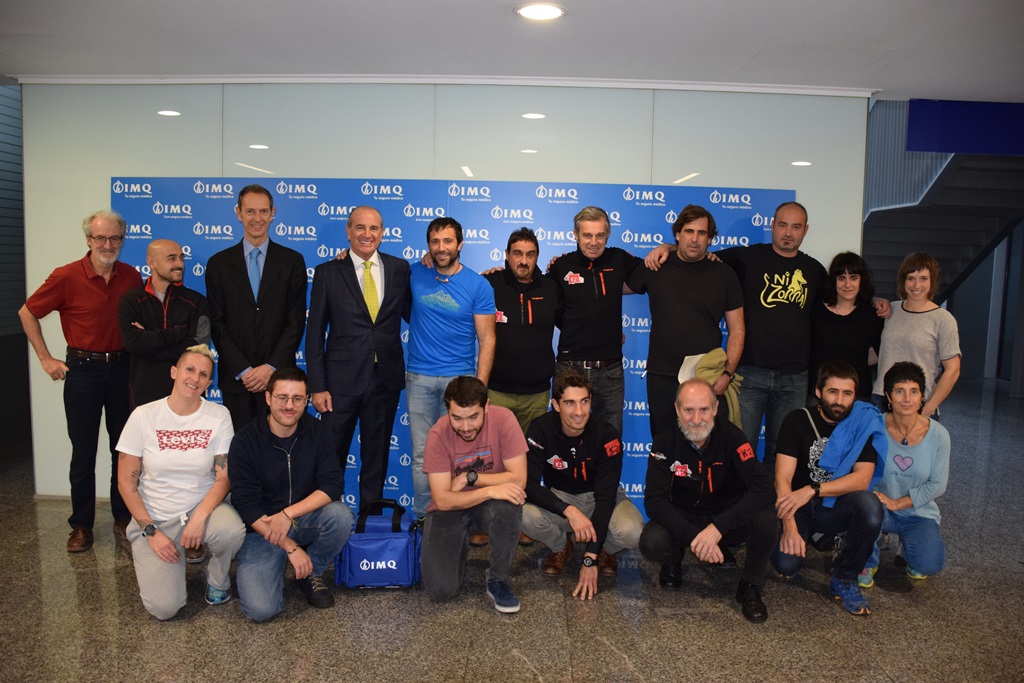 Alex Txikon pasa su reconocimiento médico en IMQ Zorrotzaurre antes de escalar el K2