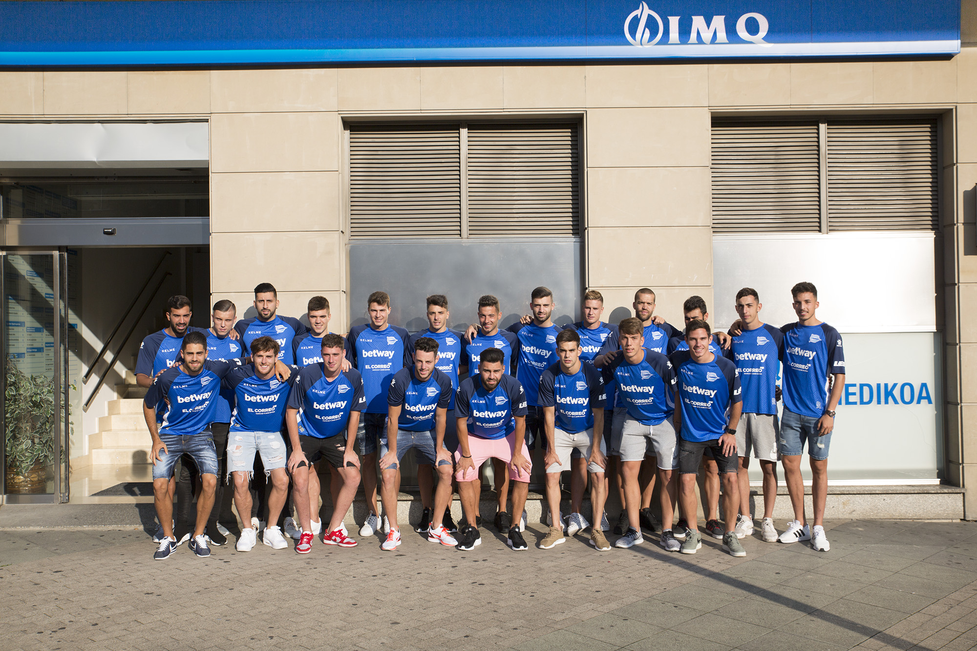 Los jugadores del Deportivo Alavés pasan reconocimiento médico en IMQ Amárica 