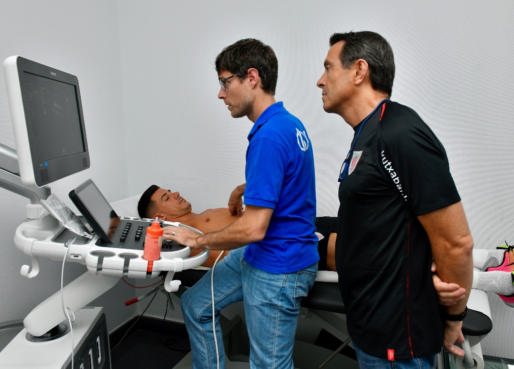 Los jugadores del Athletic Club pasan su reconocimiento médico en la Unidad de Medicina Deportiva de la Clínica IMQ Zorrotzaurre